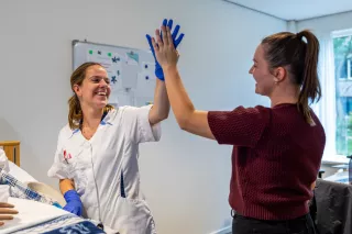 Collega's geven elkaar high five